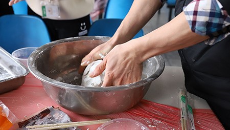 正月十五鬧元宵，歡歡喜喜包湯圓